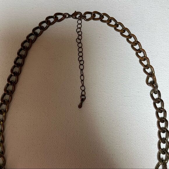 Statement necklace with gems and chain - Picture 5 of 9